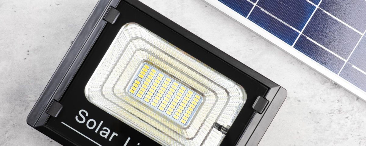 proiector-cu-panou-solar