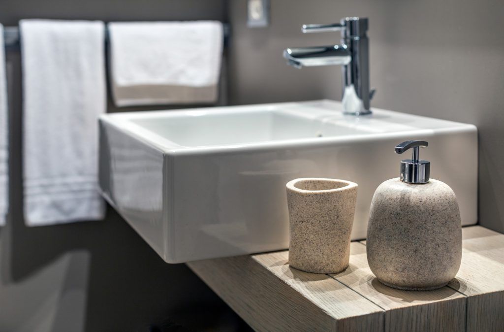 mobilier-baie-cu-lavoar-pe-blat-instalare-si-folosire